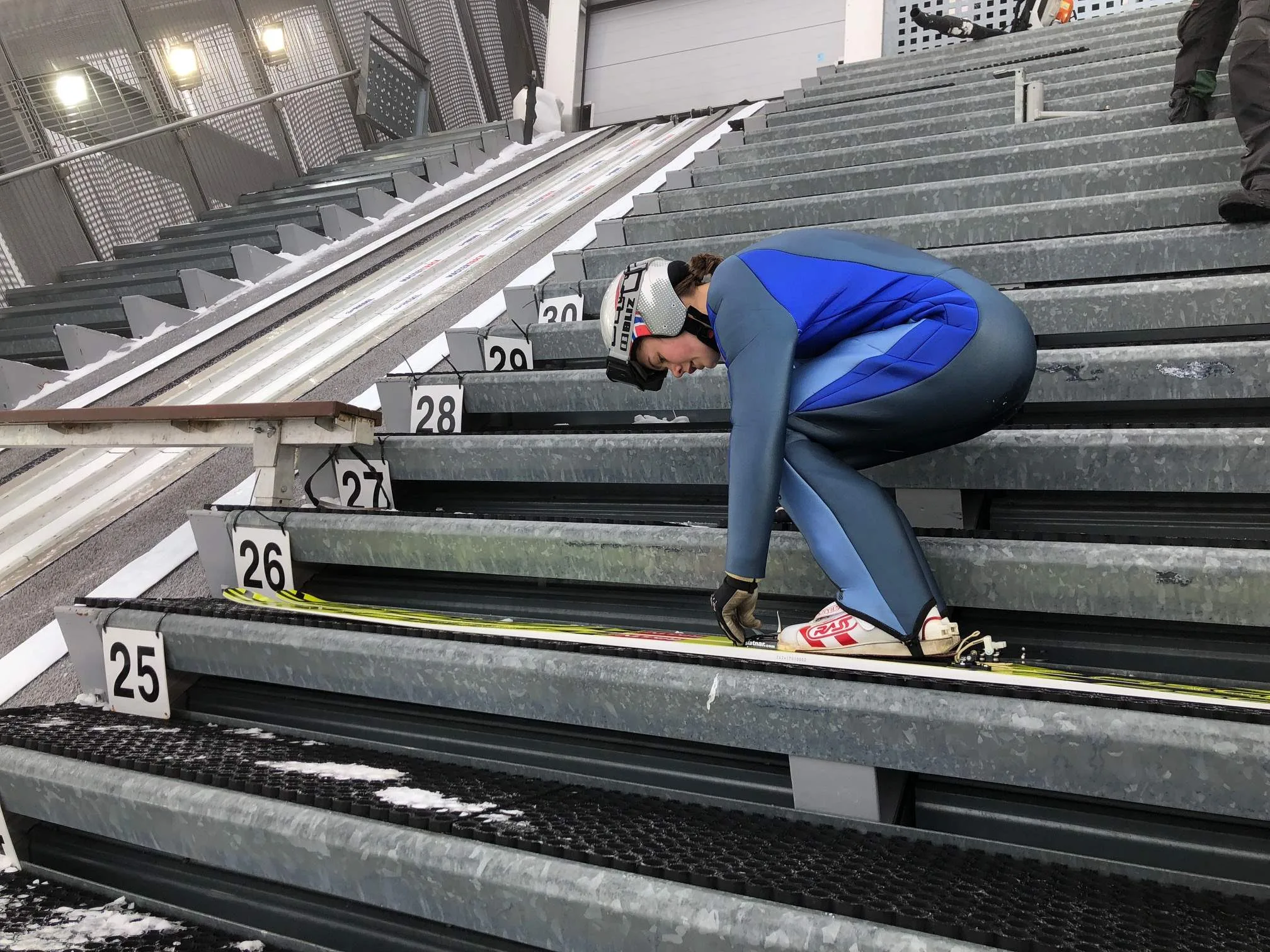 Personen im Umfeld von „Peter Riedel verteilt vorzeitige Weihnachtsgeschenke am Holmenkollen“