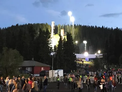 Personengruppe bei „Trondheim bringt Rockkonzerte an Schanze – Vorbild für andere Orte“