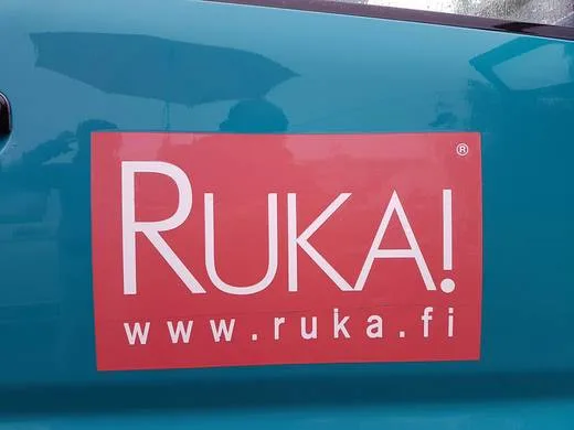 Ruka-Schild an einem Fahrzeug