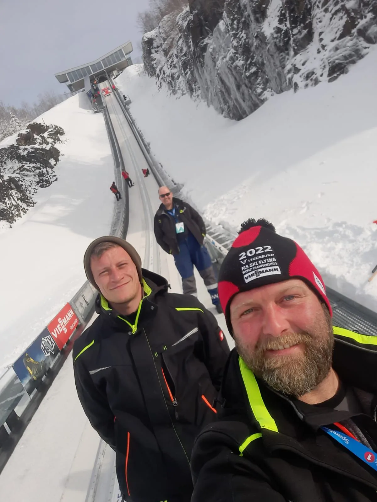 Personen im Umfeld von „Takk for i år  - Wir haben fertig!“