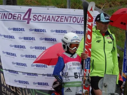 Personen mit Schutzhelmen