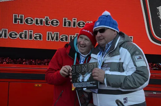 Personen im Umfeld von „Eddie the Eagle begeistert zum Neujahrsskispringen“