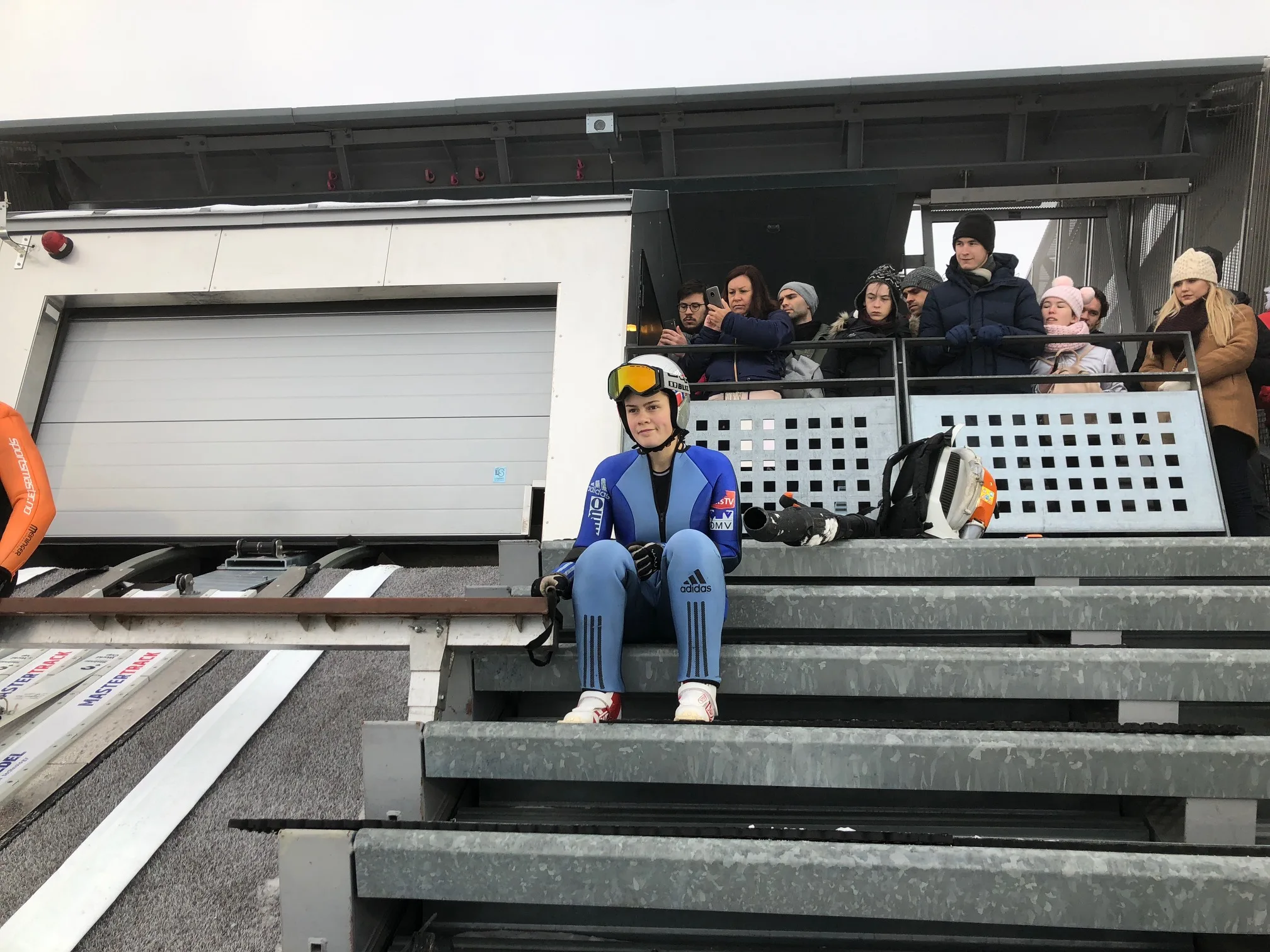 Personen im Umfeld von „Peter Riedel verteilt vorzeitige Weihnachtsgeschenke am Holmenkollen“