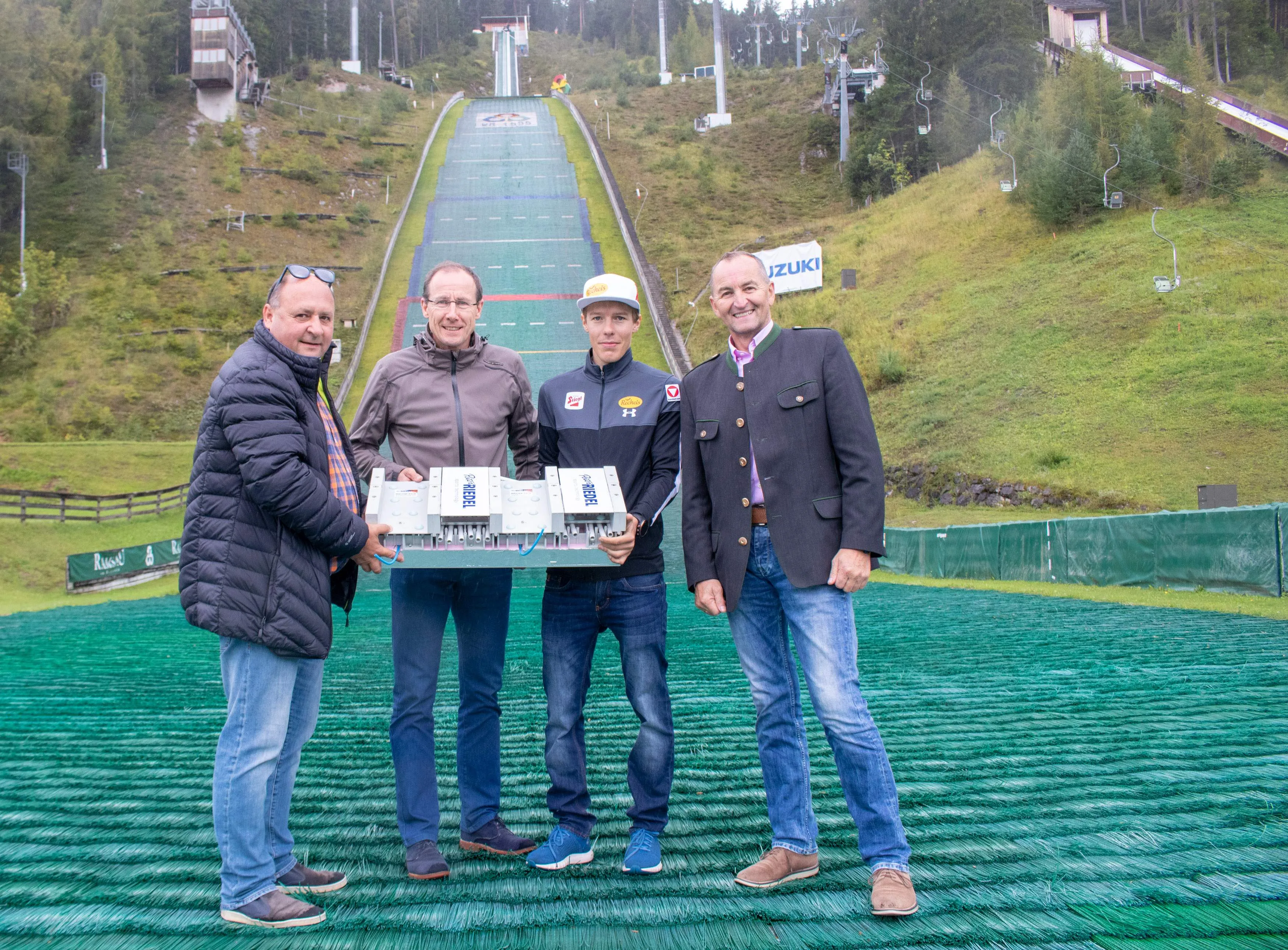 Personen im Umfeld von „Schanze in Ramsau am Dachstein bekommt Riedel-Spur“