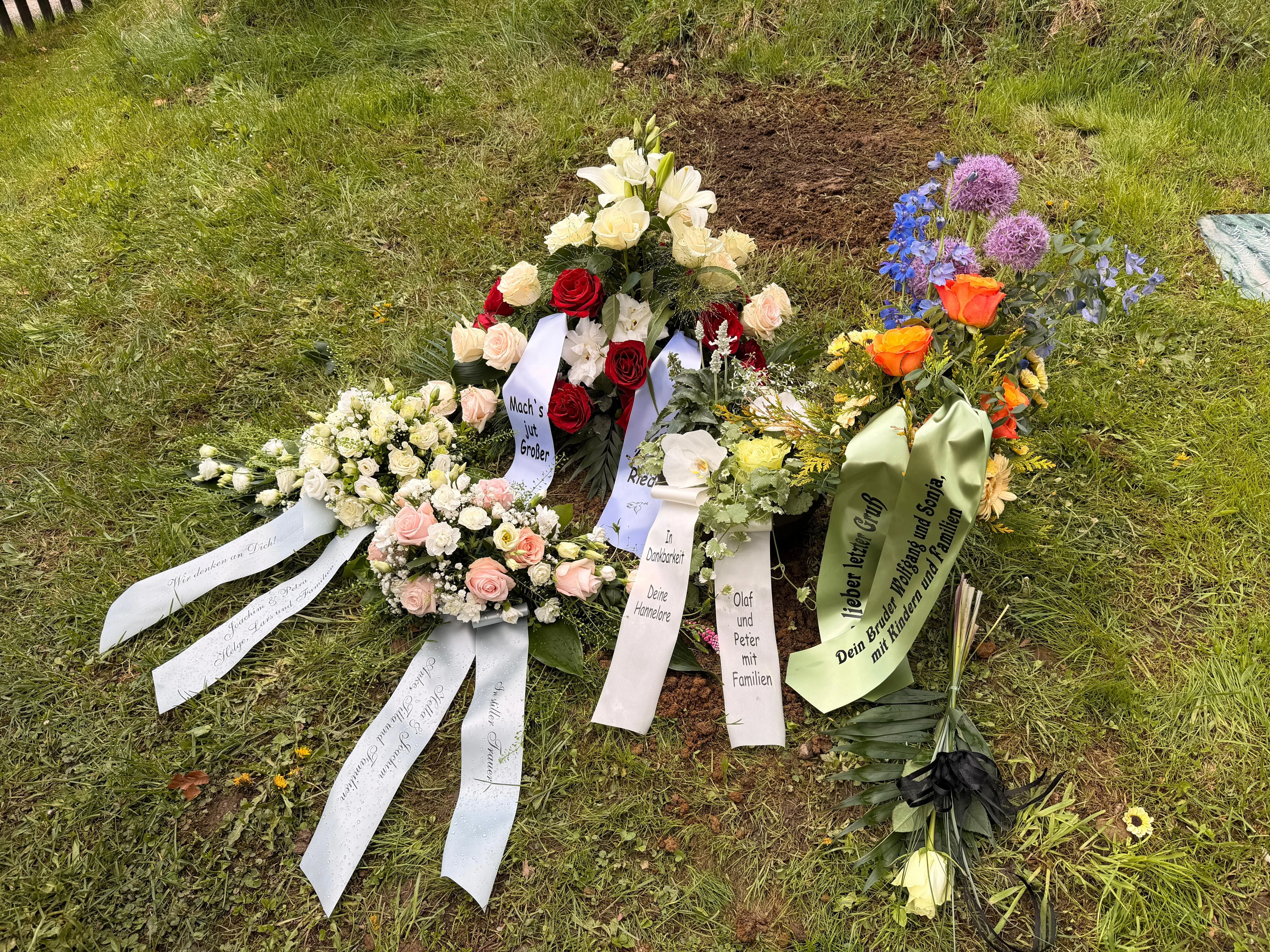 Grabstätte mit Blumen und Kränzen