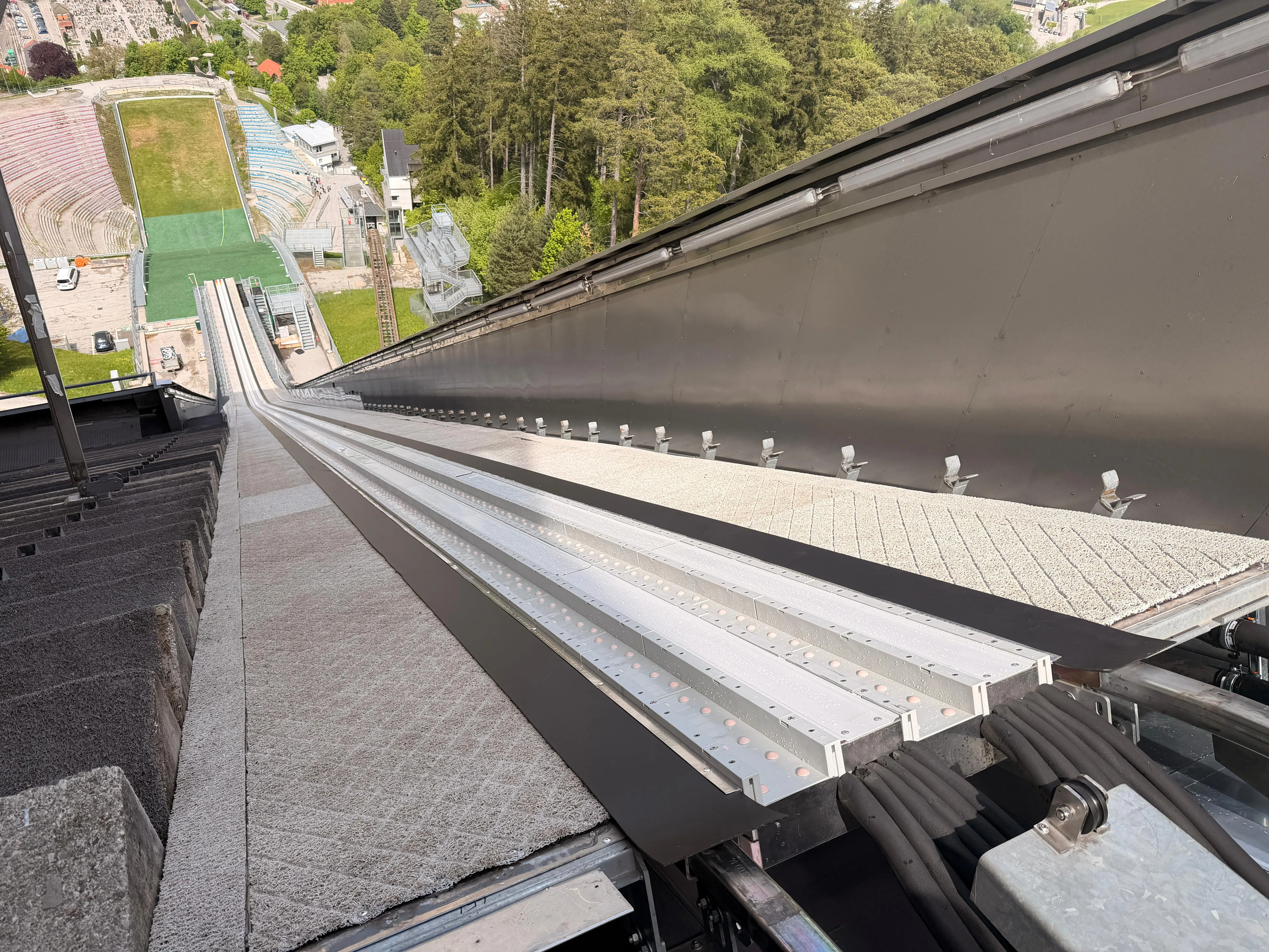 Anlaufspur der Skisprungschanze während der Wartung
