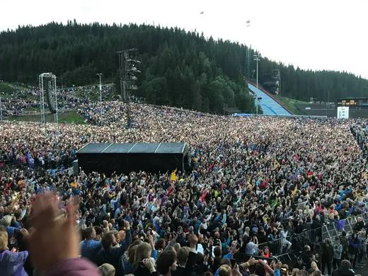 Personengruppe bei „Trondheim bringt Rockkonzerte an Schanze – Vorbild für andere Orte“