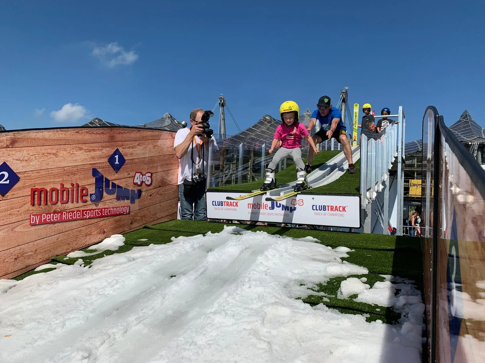 Personen im Umfeld von „Video: Weltpremiere beim Outdoor-Sport Festival!“