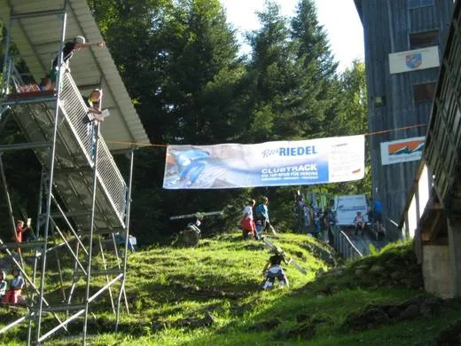 Personen im Umfeld von „Kindervierschanzentournee beendet - Hauptsponsor sichert Event schon jetzt Unterstützung im kommenden Jahr zu“