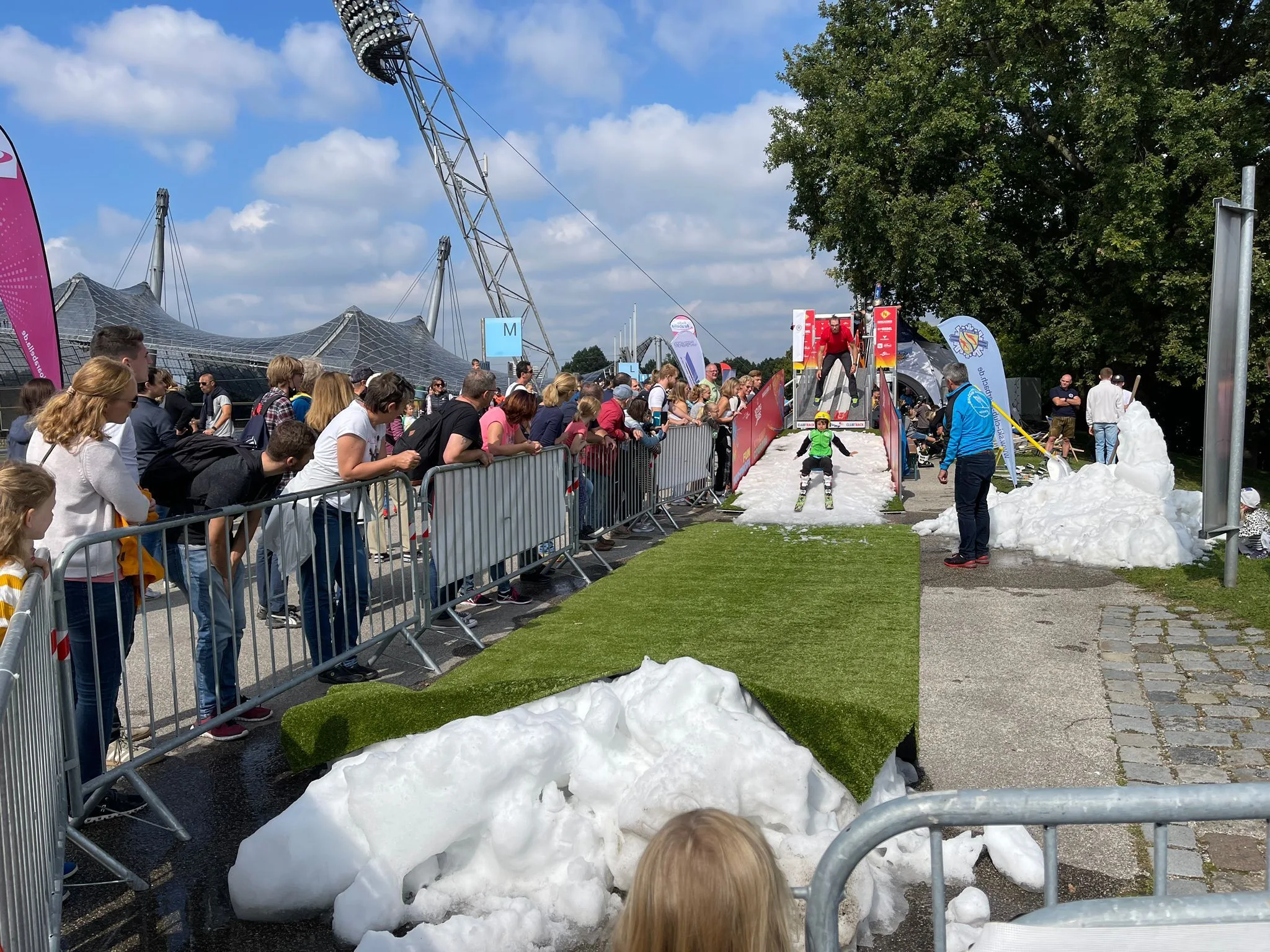 Personen im Umfeld von „K1 Schanze begeistert Outdoorfestival-Besucher“