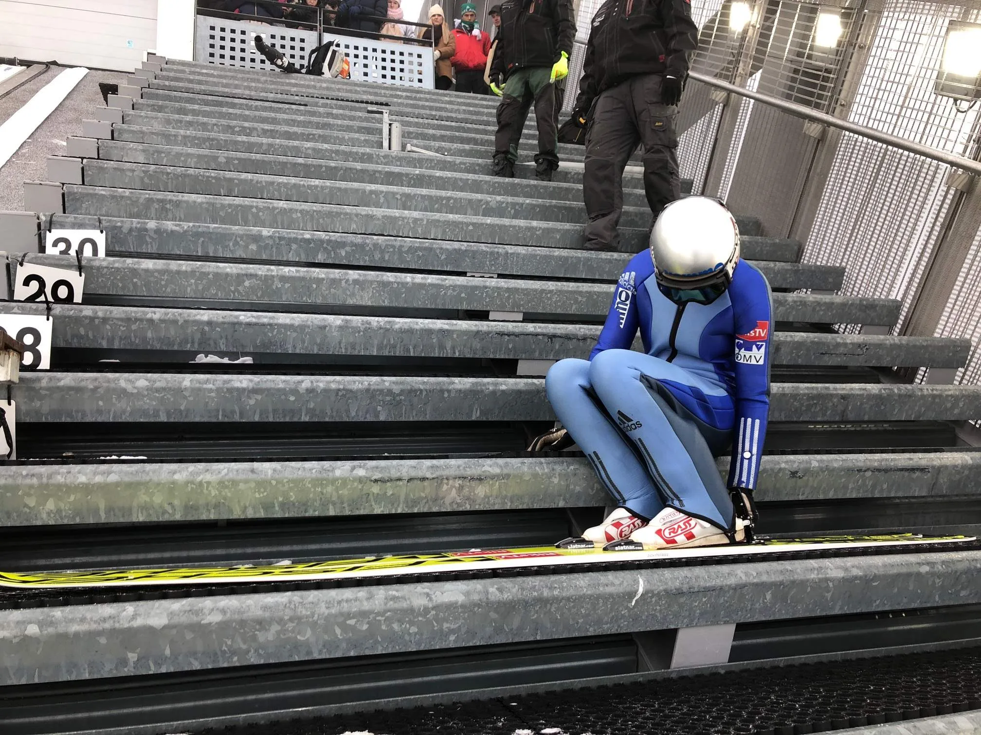 Personen im Umfeld von „Peter Riedel verteilt vorzeitige Weihnachtsgeschenke am Holmenkollen“