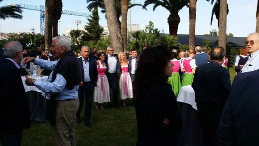 Personengruppe bei „Tagebuch aus Barcelona Tag 5 - Der offizielle Ausrüster des Österreichischen Skiverbandes freut sich mit!“
