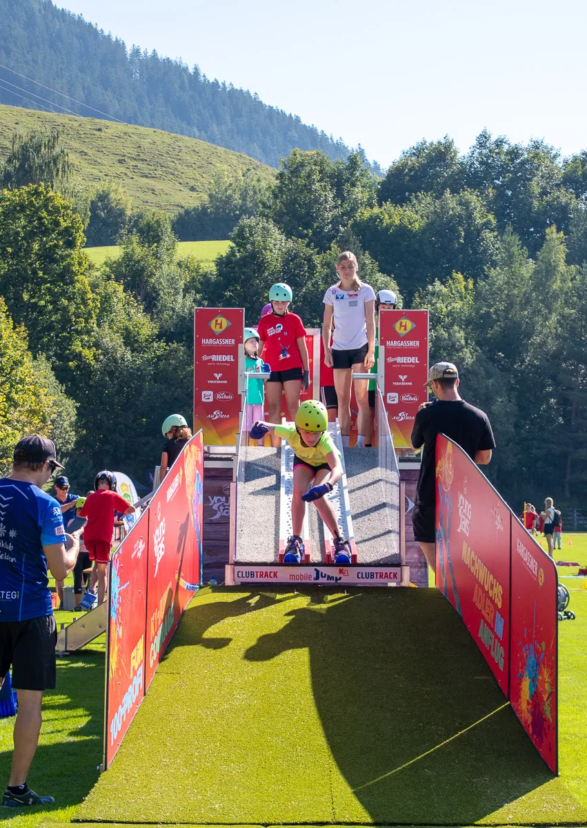 Personen im Umfeld von „Mobile K1-Schanze in Saalfelden im Einsatz“