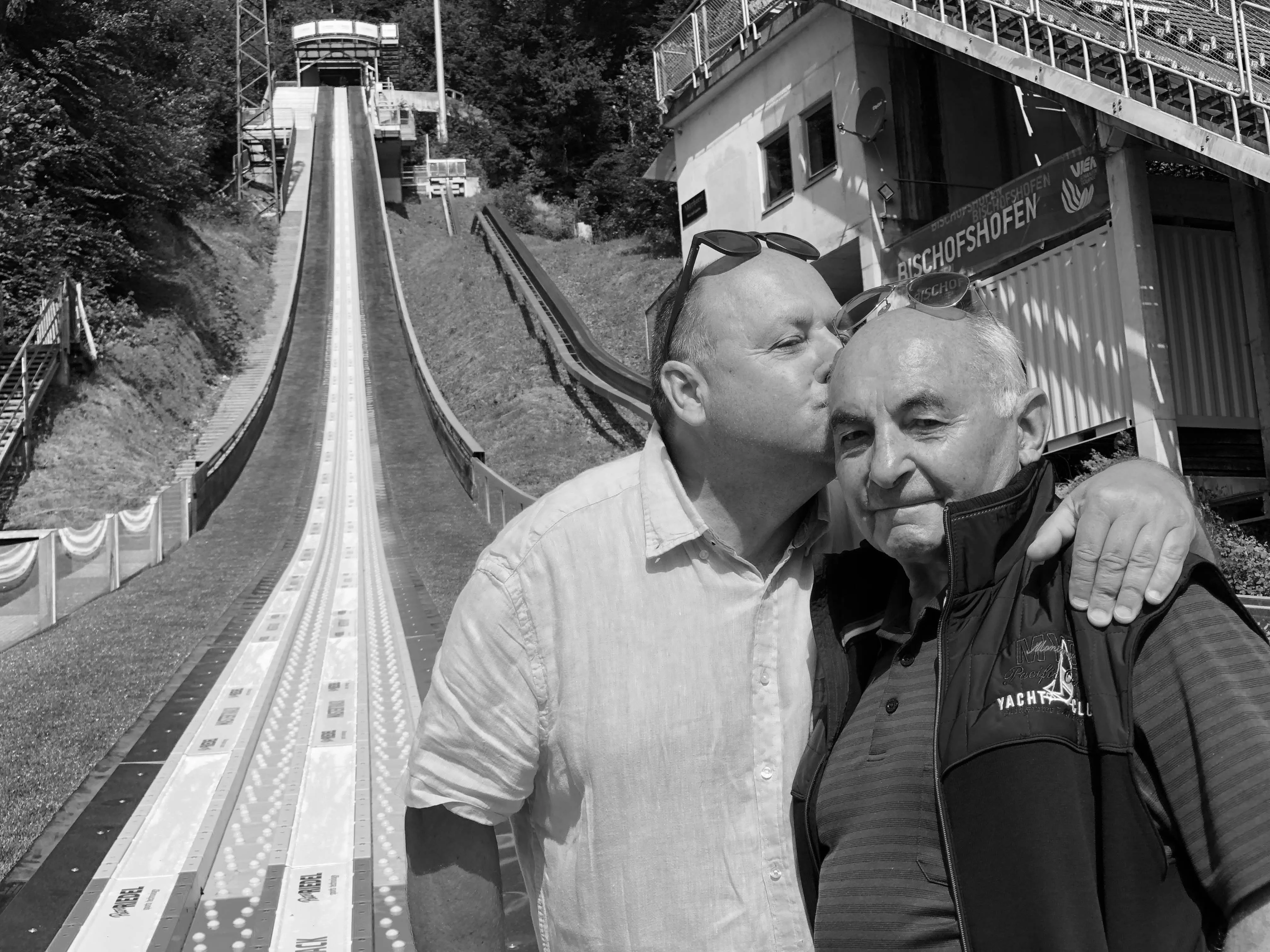 Eberhard Riedel mit Peter Riedel an einer Skisprungschanze