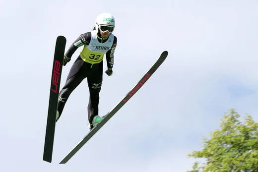 Skispringer während des Sprungs