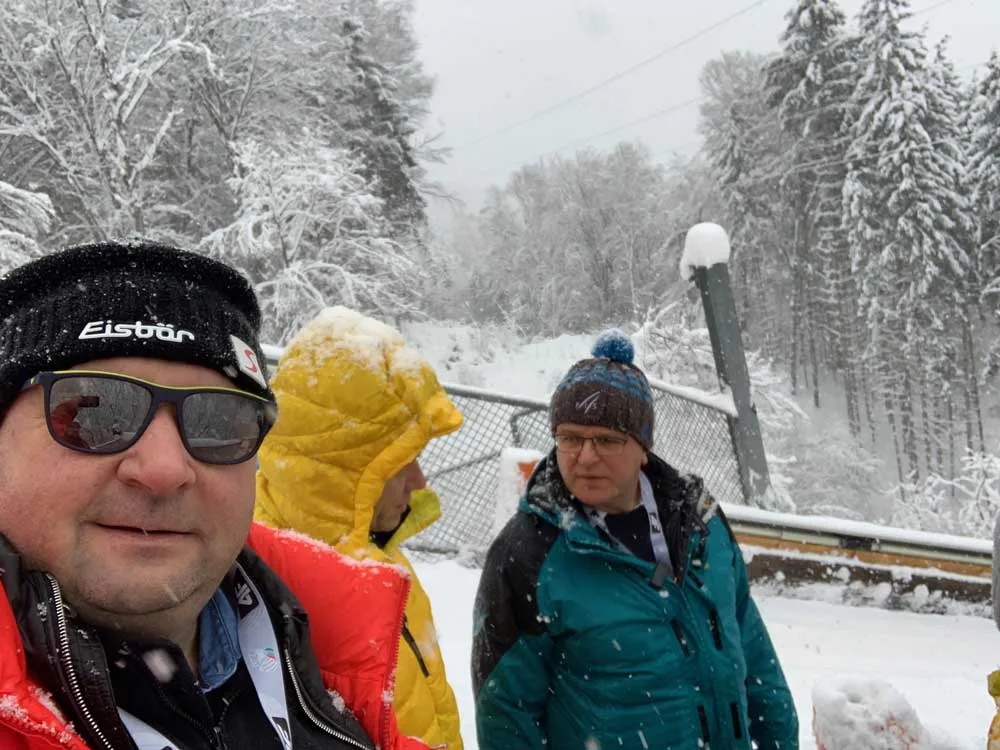 Personen in verschneiter Umgebung