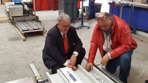 Personen bei „Landrat Frank Vogel lobt Arbeit der Peter Riedel GmbH bei zweistündigem Besuch“