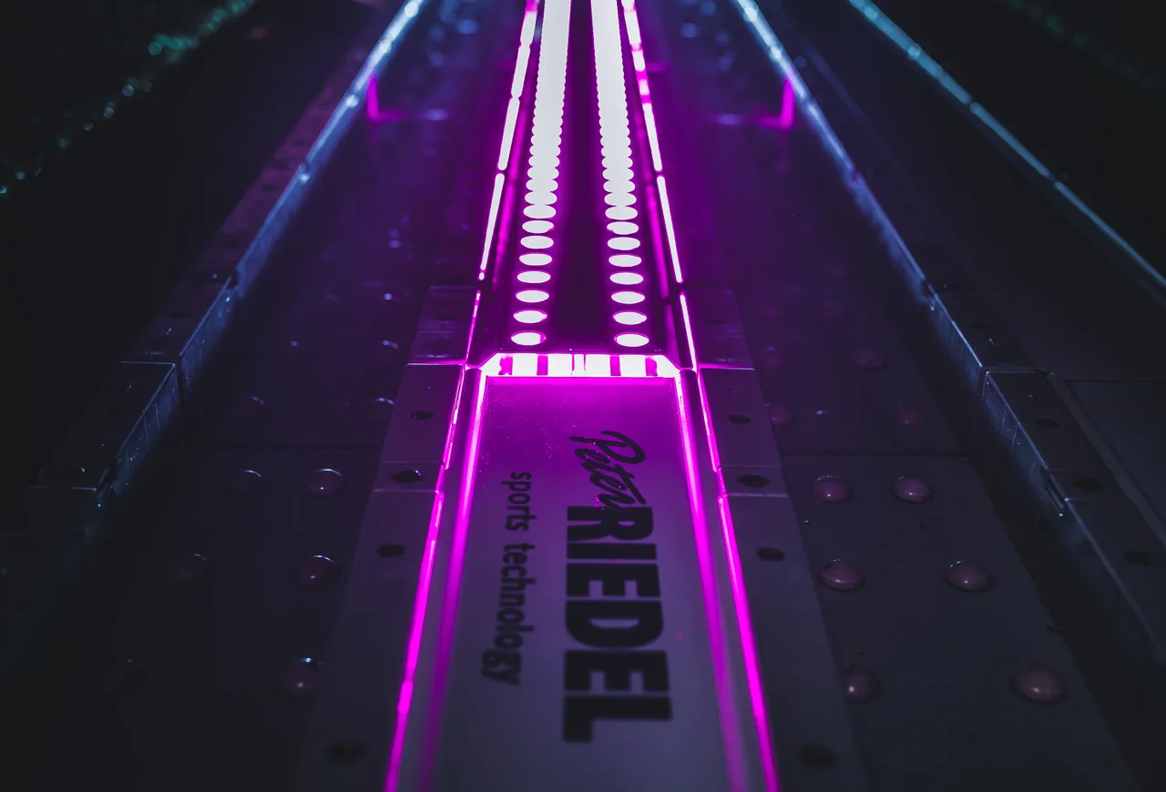 Violett beleuchtetes LED-System an einer Anlaufspur