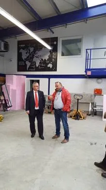 Personen bei „Landrat Frank Vogel lobt Arbeit der Peter Riedel GmbH bei zweistündigem Besuch“