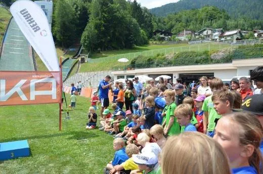 Personengruppe bei „Halbzeit bei Kinder-Vierschanzentournee – Interessantes Gespräch mit Thomas Morgenstern“