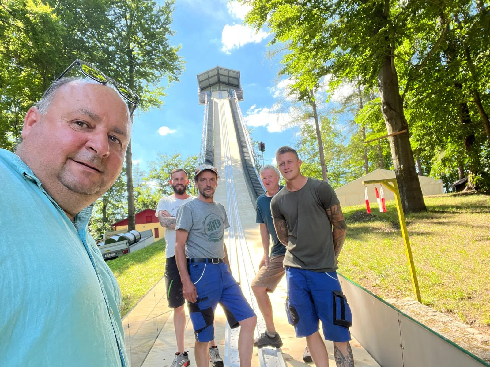 Außenaufnahme mit Landschaft und Himmel