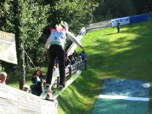Personen im Umfeld von „Kindervierschanzentournee beendet - Hauptsponsor sichert Event schon jetzt Unterstützung im kommenden Jahr zu“