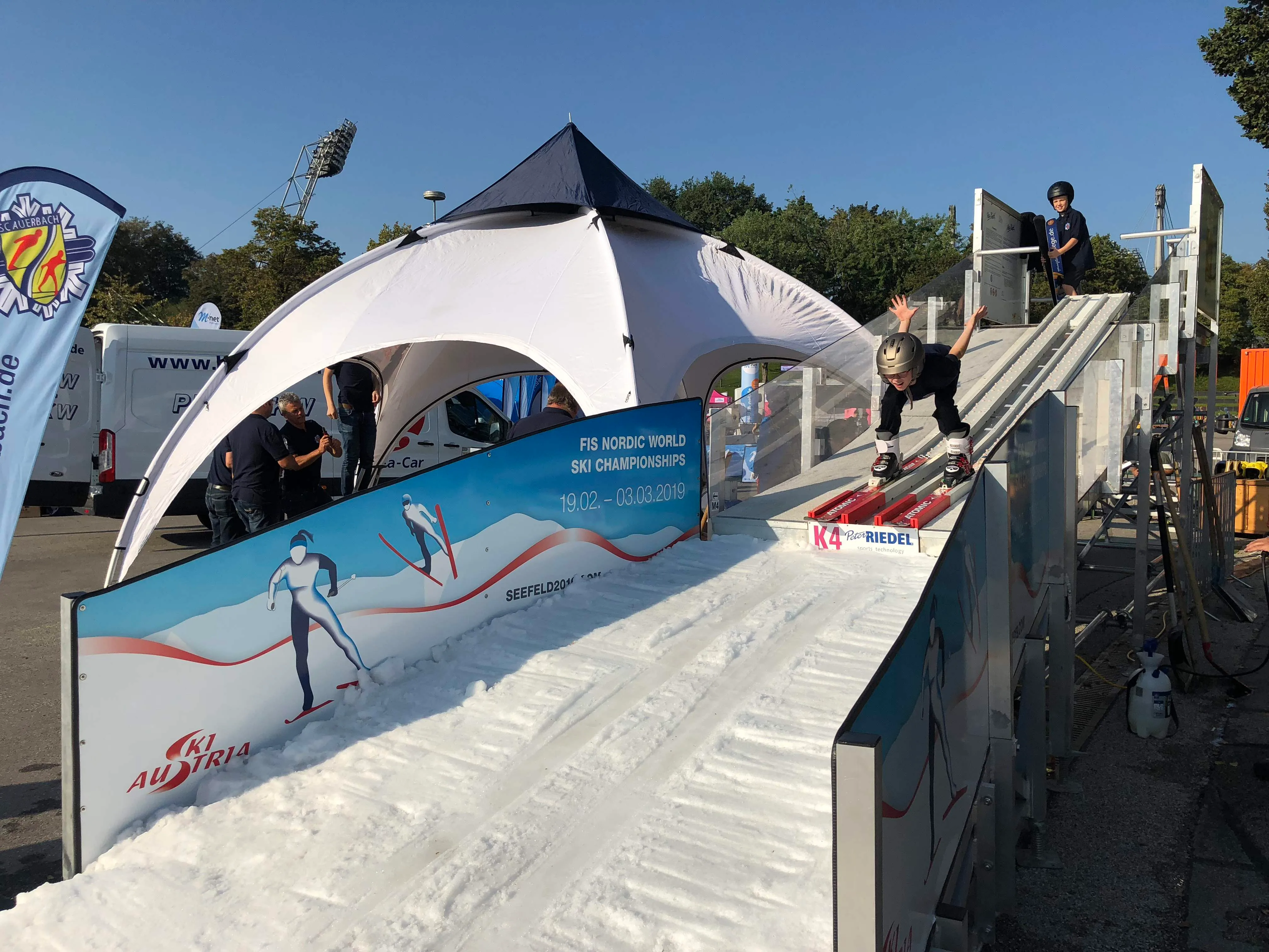 Personen im Umfeld von „Riedel-Schanze beim Outdoor-Sport Festival in München“