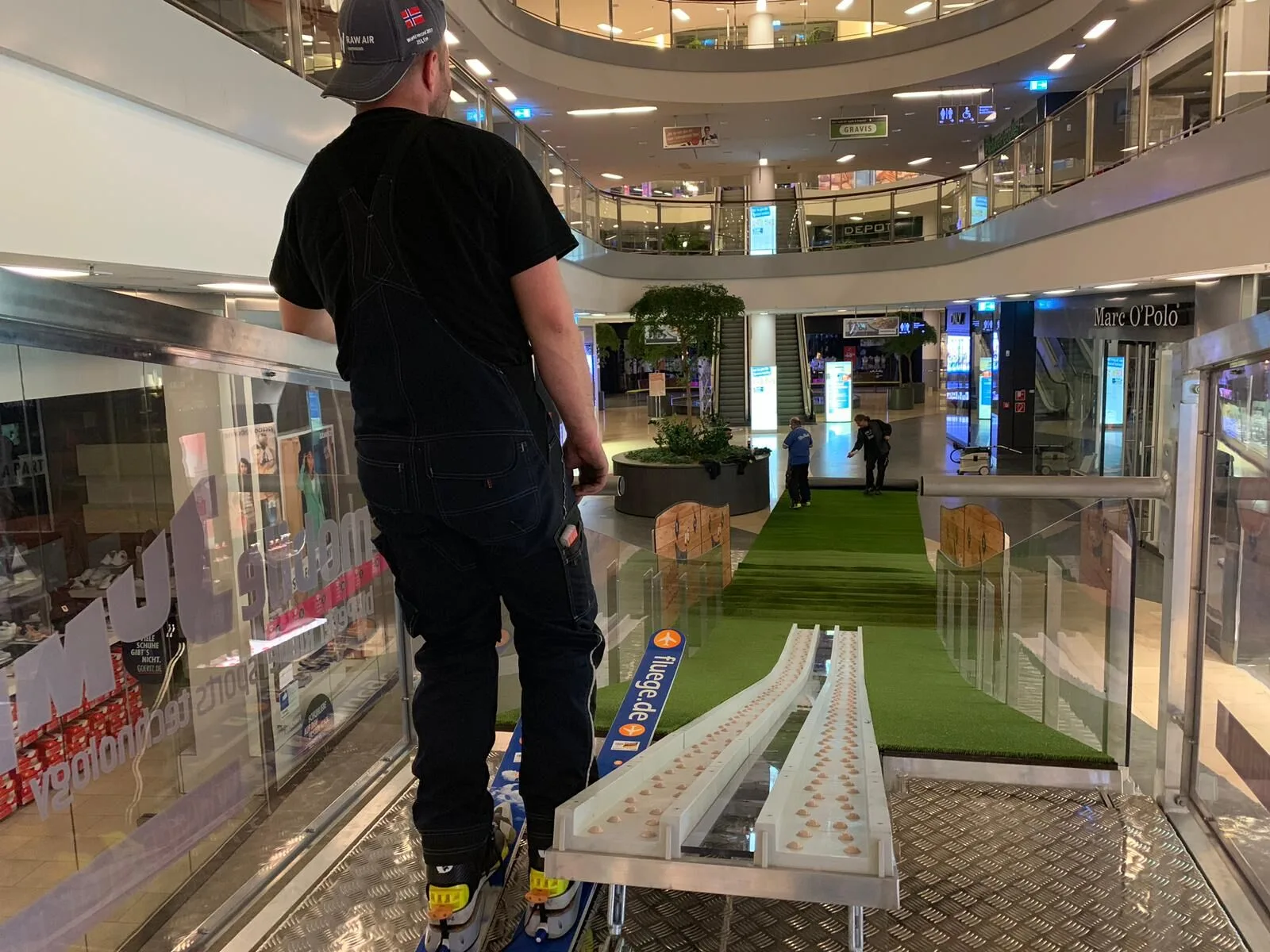 Personen im Umfeld von „„Shop and Jump“ im Rheinparkcenter in Neuss!“