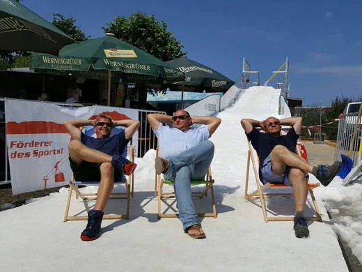 Personen im Umfeld von „Skispringen am Strand von Zinnowitz ein großer Erfolg“