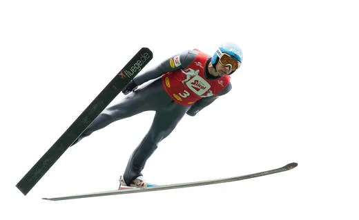 Skispringer während des Sprungs