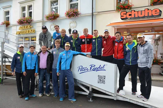 Personengruppe bei „Österreichisches NoKo-Team überzeugt sich von K4-Schanze“