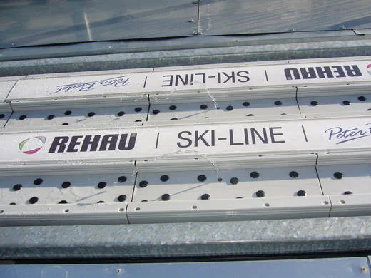 Detail eines gewarteten Ski-Line-Anlaufspursystems