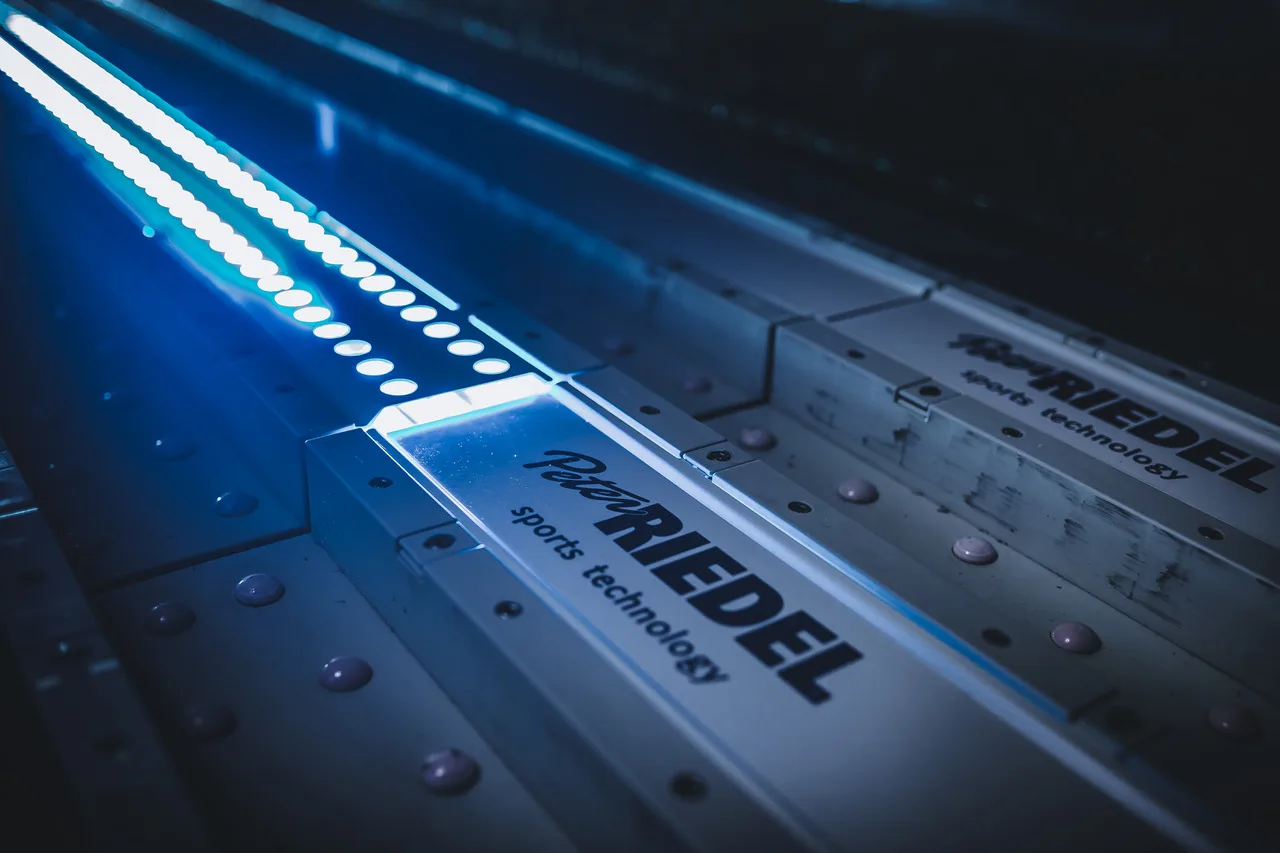 Blau beleuchtetes LED-System an einer Anlaufspur